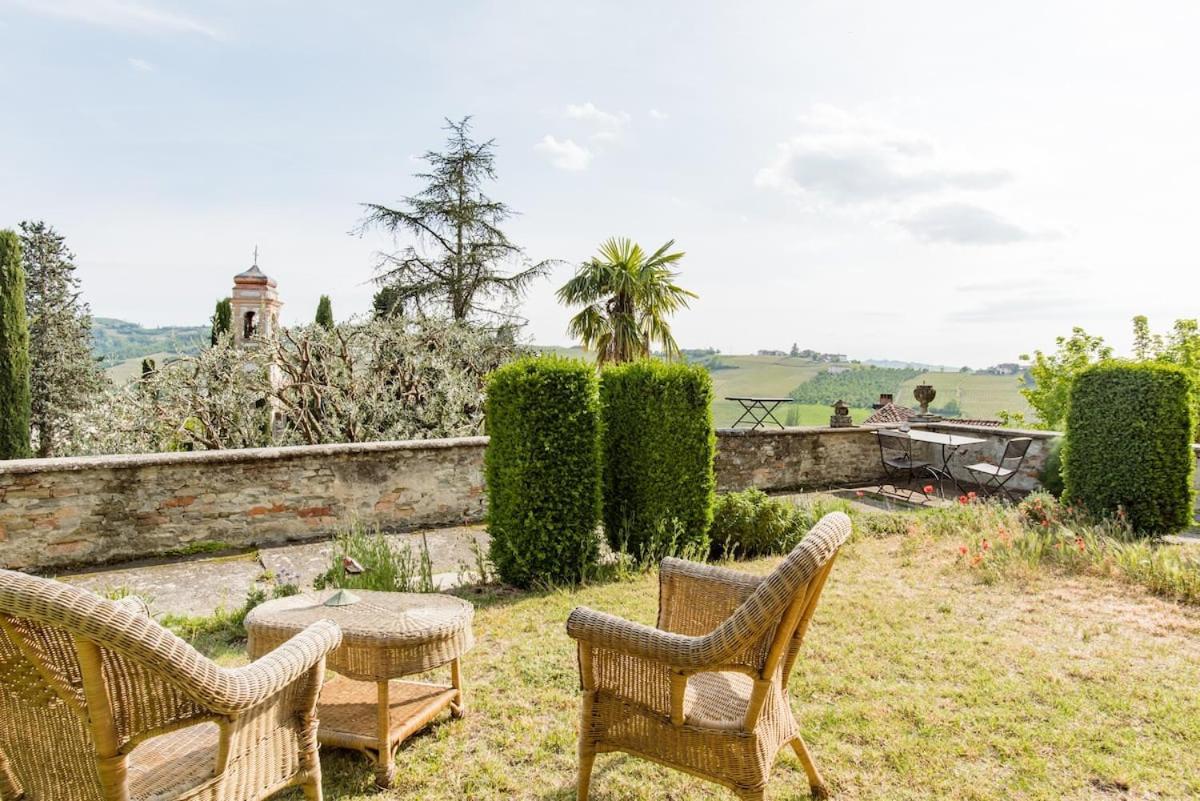 Castello Di Coazzolo Bed & Breakfast Neive Exterior photo