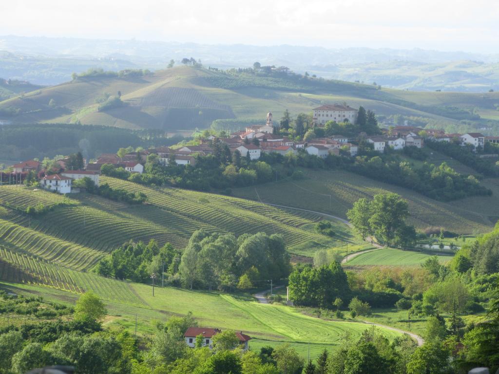 Castello Di Coazzolo Bed & Breakfast Neive Exterior photo