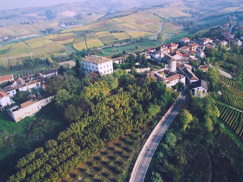 Castello Di Coazzolo Bed & Breakfast Neive Exterior photo