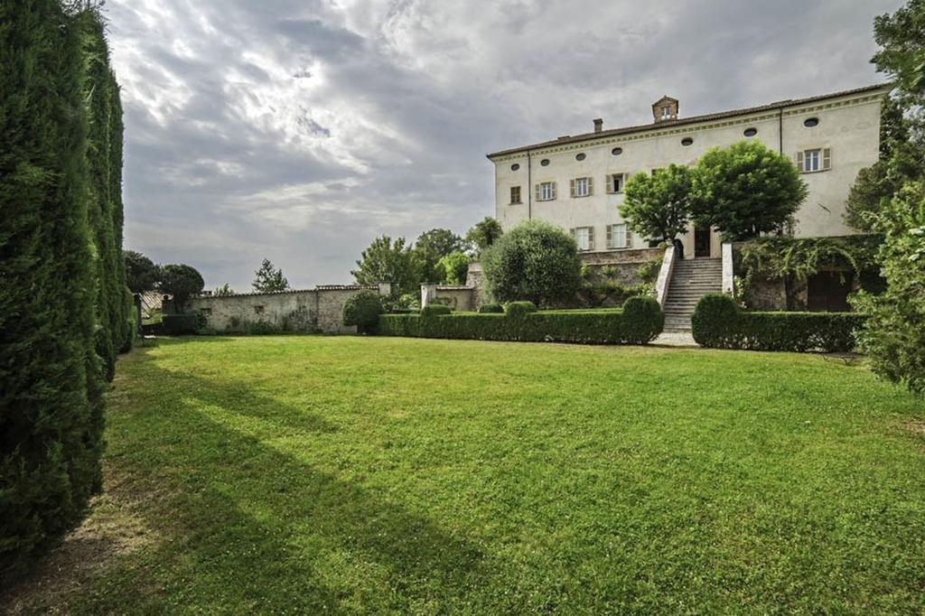 Castello Di Coazzolo Bed & Breakfast Neive Exterior photo